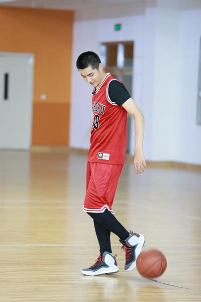 吴亦凡打篮球图片