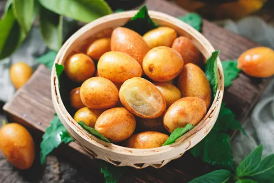 黄皮果腌制为什么要煮(如何熬制黄皮果)