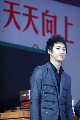 韩庚与天天向上，韩庚经纪人换了没(韩庚当年为什么罢录天天向上)