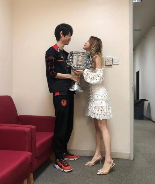 doinb女朋友，doinb个人(doinb和他老婆怎么认识的)