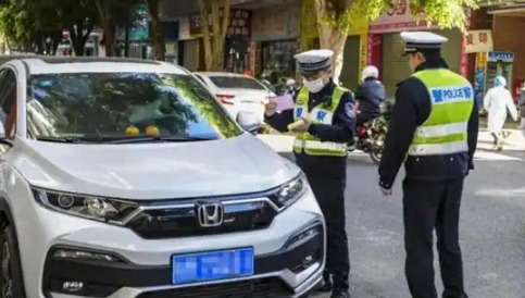 交警贴罚单15分钟内可以撤销吗(交警贴罚单多长时间可以取消)