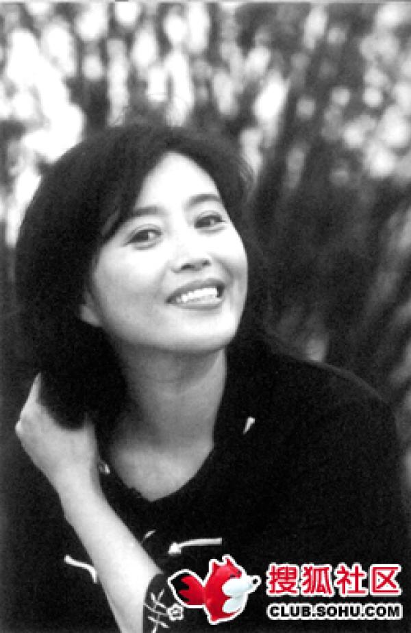 丁嘉丽年轻时候的照片,丁嘉丽为什么不管不见女儿　本文共（825字）