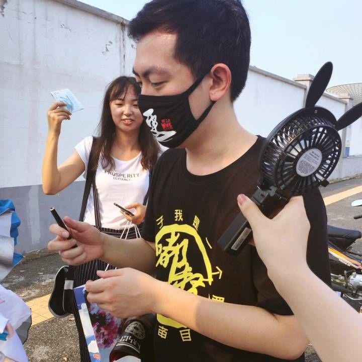 嘟督不噶油长什么样真人照片有吗？他是干什么工作的　本文共（1107字）