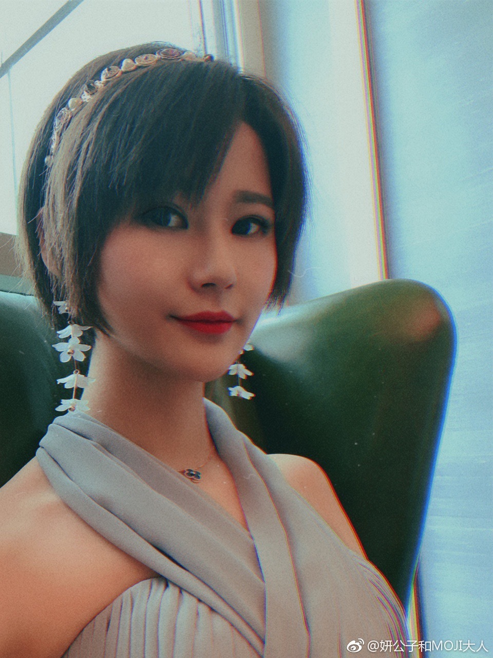 苏小妍为什么叫妍公子、摊嫂？她现在为什么不解说了　本文共（942字）