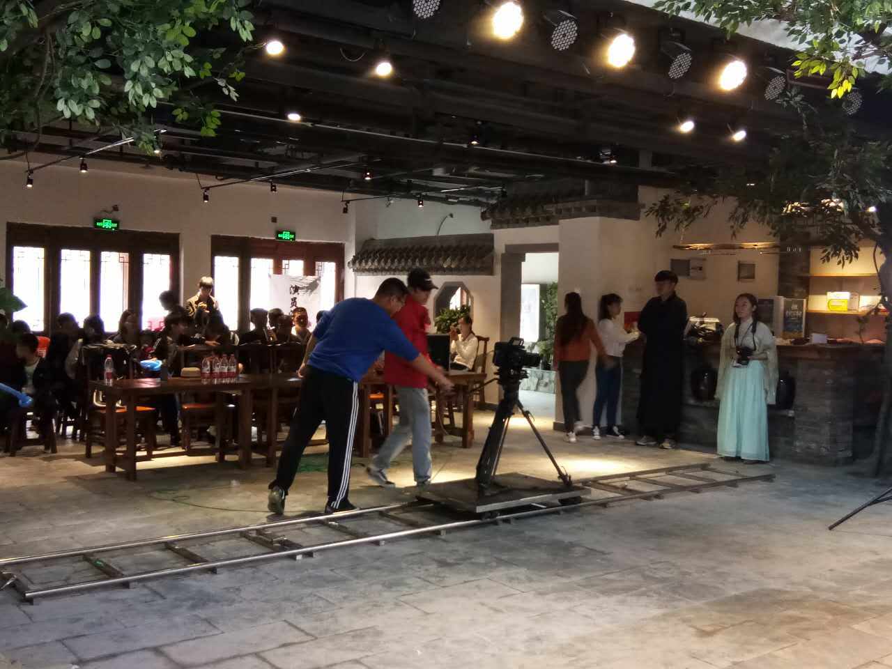 场务人员是做什么的,场务人员工资多少钱一天？　本文共（1216字）