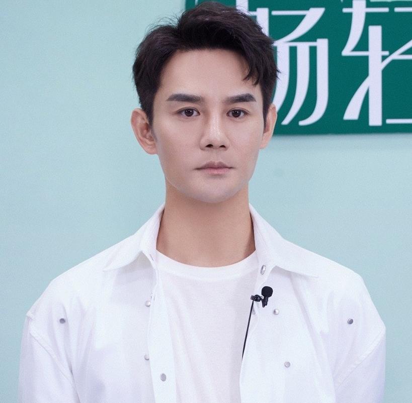 王凯是同志吗？？看完早期王凯妩媚走猫步的动图很多人都这么问　本文共（675字）