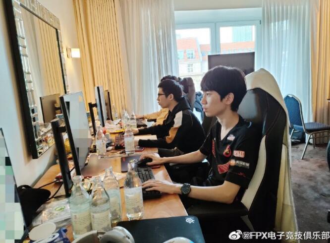 FPX为什么叫凤凰队、凤翼天翔、方普拉斯,FPX是哪个国家的战队　本文共（1123字）