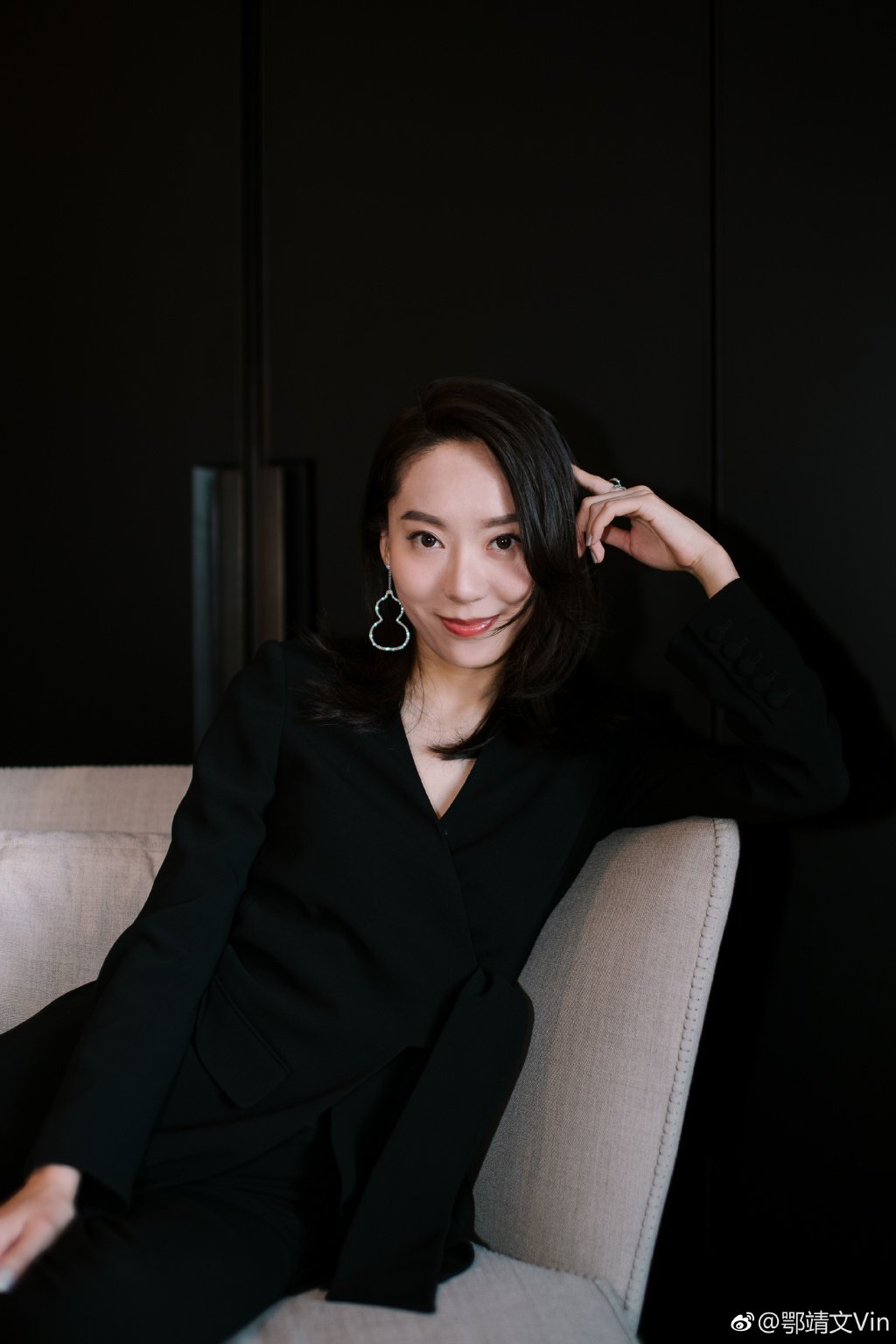 鄂博为什么改名叫鄂靖文,周星驰是怎么选中鄂博当星女郎的？　本文共（994字）