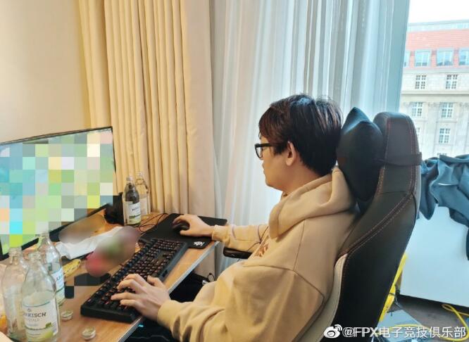 FPX为什么叫凤凰队、凤翼天翔、方普拉斯,FPX是哪个国家的战队　本文共（1123字）
