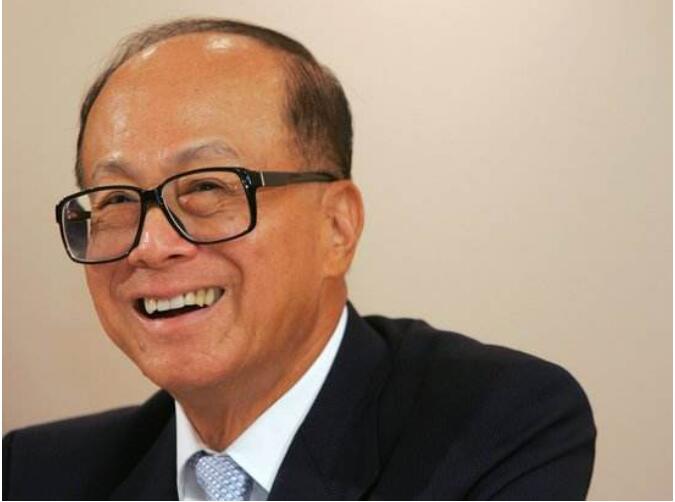 李嘉诚不抽烟不喝酒怎么应酬,他以前抽过烟吗？　本文共（937字）