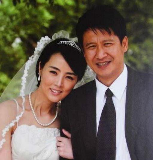 王晓男的第一任丈夫是谁,她和老公张国强是怎么认识的？　本文共（936字）