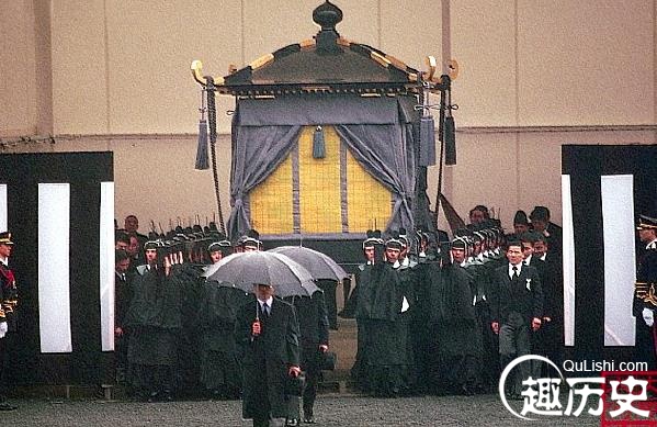 日本战败为何不绞死天皇？日本天皇裕仁葬礼照片　本文共（1126字）