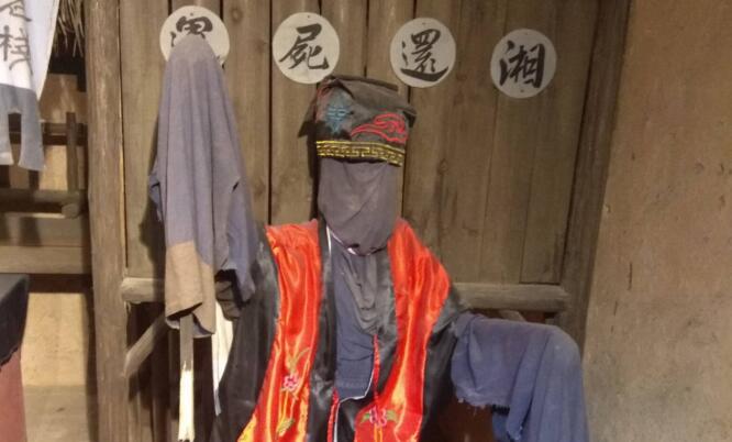 湘西赶尸有真实的图片吗,赶尸的原理其实是有人背着尸体？　本文共（1083字）