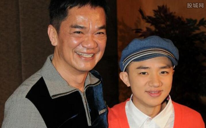 王祖蓝是不是黄光亮儿子,王祖蓝的父亲是谁揭秘　本文共（1217字）