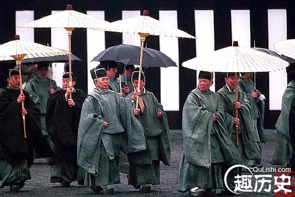 日本战败为何不绞死天皇？日本天皇裕仁葬礼照片　本文共（1126字）