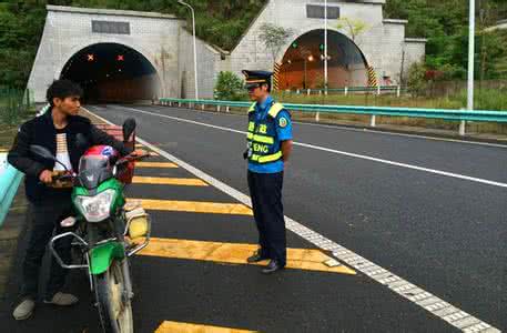 高速公路路政员待遇如何？高速路政是干什么的　本文共（928字）
