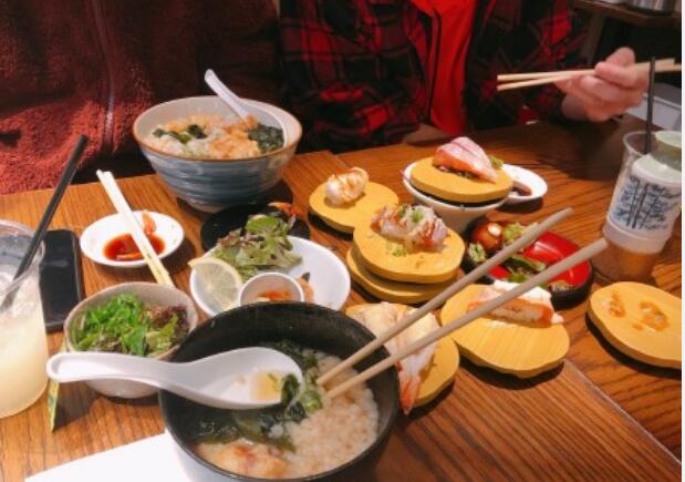 筷子可以斜插在碗里吗,筷子插在饭上要死人是迷信　本文共（960字）