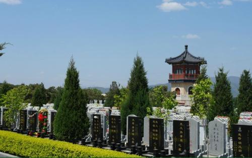 现在北京八宝山墓地价格多少钱？老百姓可以上八宝山墓地吗　本文共（717字）