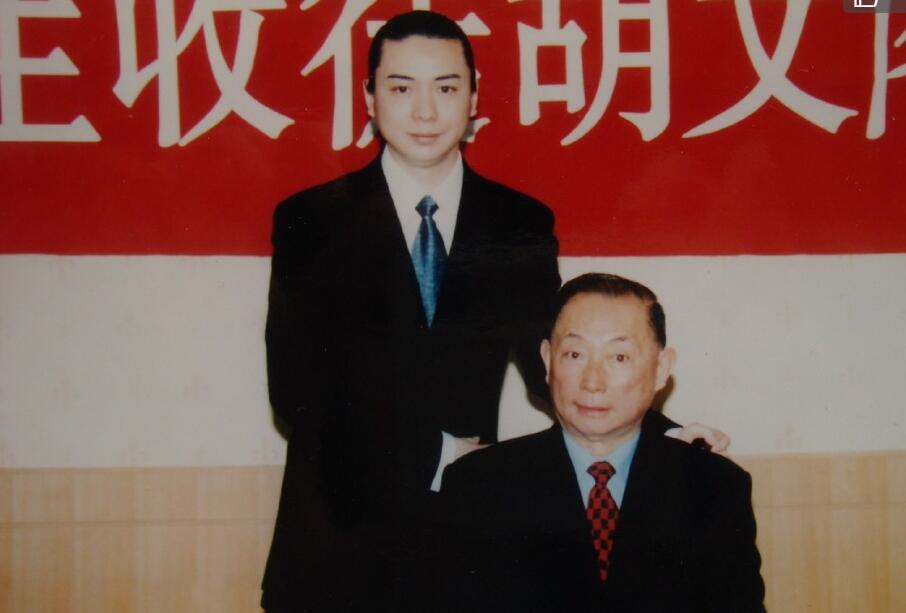 胡文阁为什么是唯一的男旦,他和李胜素谁的名气更大　本文共（1137字）