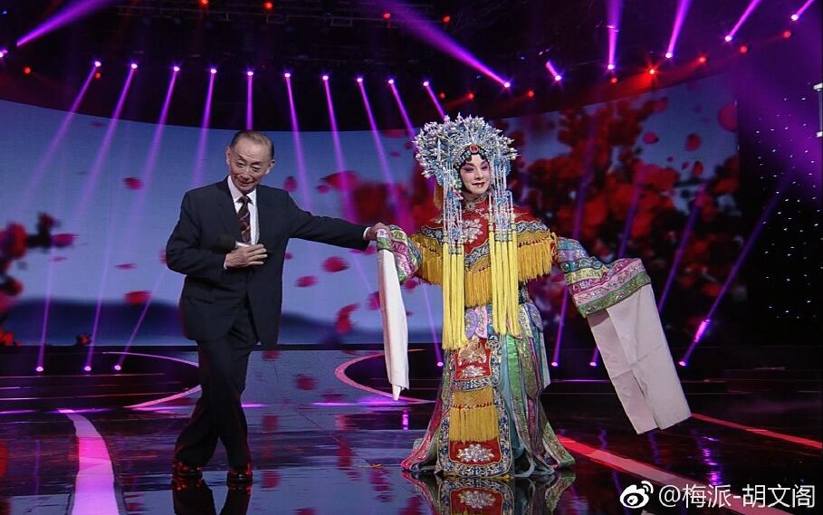 胡文阁为什么是唯一的男旦,他和李胜素谁的名气更大　本文共（1137字）
