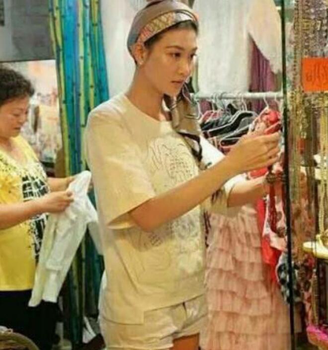 李彩桦和应采儿好像对比图,李彩桦在香港哪卖衣服为生？　本文共（1355字）