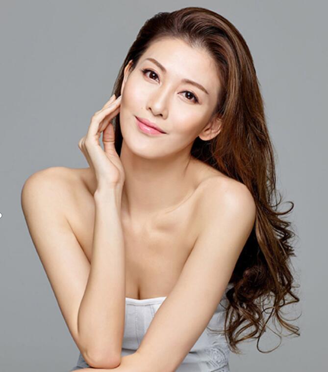 李彩桦和应采儿好像对比图,李彩桦在香港哪卖衣服为生？　本文共（1355字）