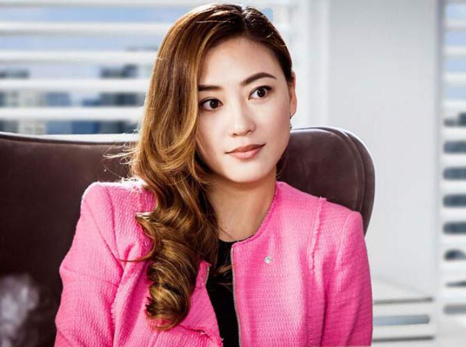 李彩桦和应采儿好像对比图,李彩桦在香港哪卖衣服为生？　本文共（1355字）