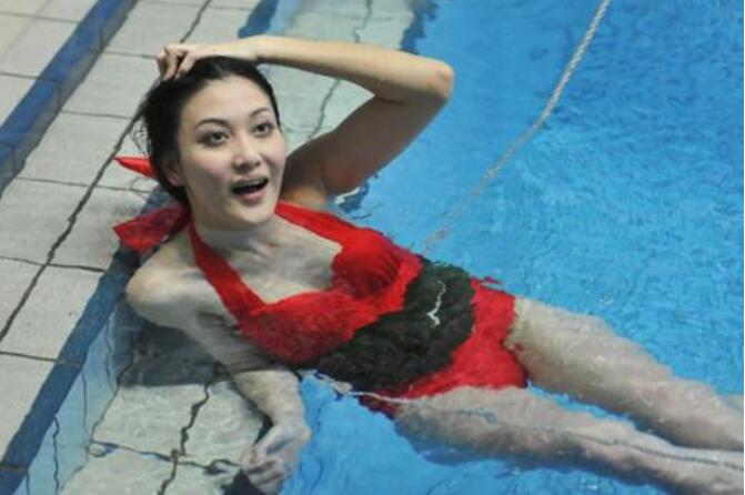 李彩桦和应采儿好像对比图,李彩桦在香港哪卖衣服为生？　本文共（1355字）
