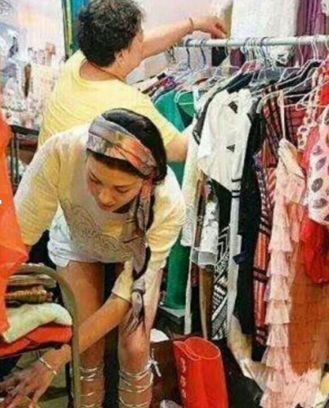 李彩桦和应采儿好像对比图,李彩桦在香港哪卖衣服为生？　本文共（1355字）