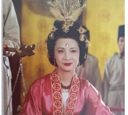 严敏求年轻时候的照片,她老公是谁？　本文共（934字）