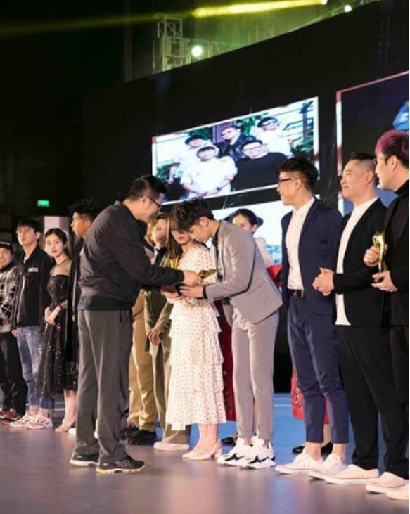 抖音郭聪明的眼睛是怎么回事戴美瞳了吗,他是不是高火火的徒弟？　本文共（977字）