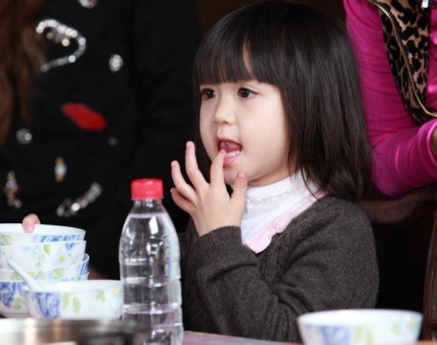 钟丽缇女儿考拉长残的照片,考拉小时候美丽照片组图　本文共（1417字）