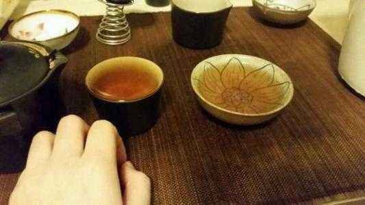 倒茶时用手指敲桌子有什么规矩,一般要敲几下？　本文共（1054字）