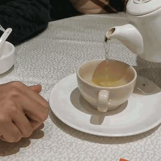 倒茶时用手指敲桌子有什么规矩,一般要敲几下？　本文共（1054字）