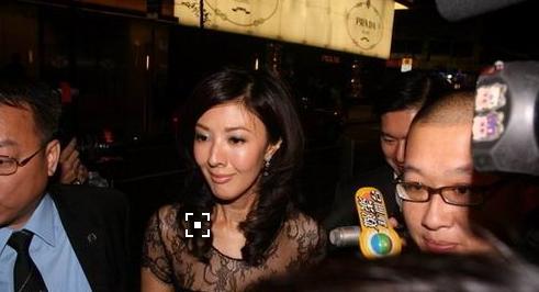 李嘉欣姐姐李嘉明太丑了畸形照片,李嘉欣父亲年轻时候什么样？　本文共（872字）