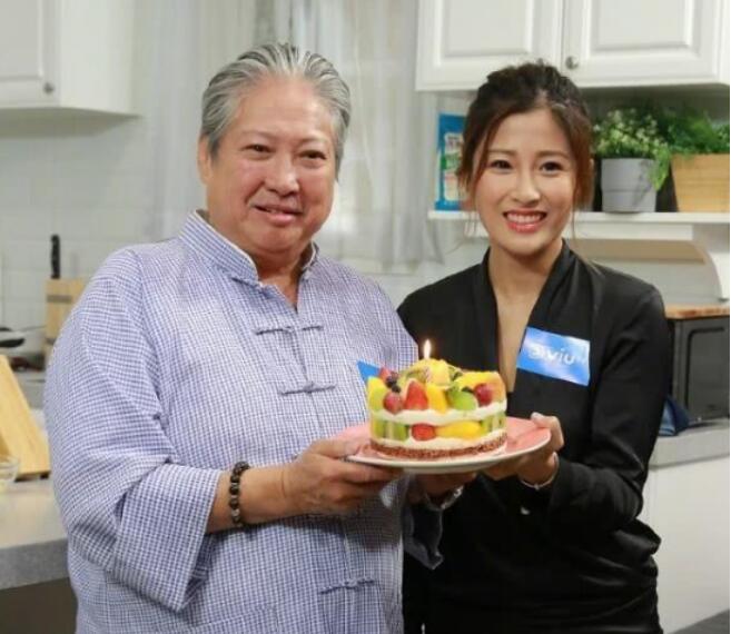 周家蔚被泼水事件是怎么回事,她和周家怡是什么关系　本文共（880字）