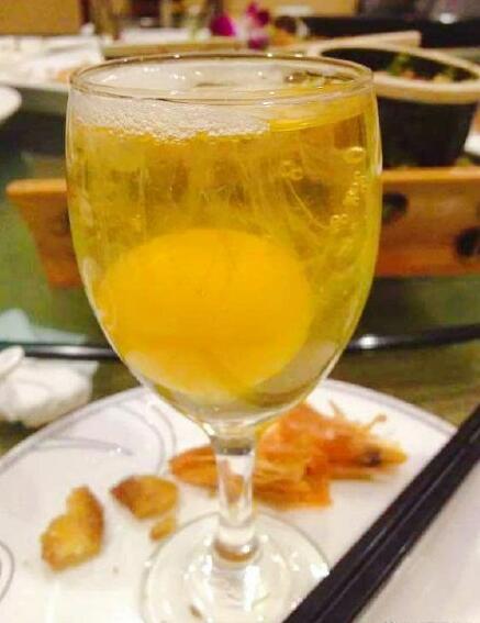 喝生鸡蛋有什么功效,生鸡蛋加啤酒壮阳吗？　本文共（1041字）