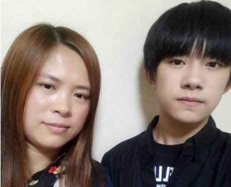 易烊千玺一年赚多少钱身价多少亿,他的全家福照片？　本文共（975字）