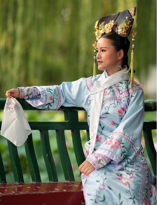 满族人遍布中国娱乐圈真假？满族女孩长相特点是怎样的　本文共（924字）
