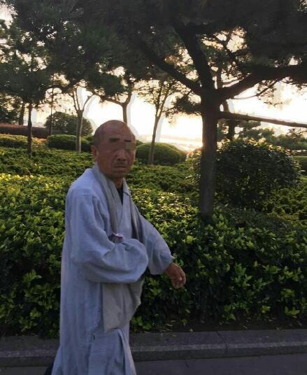 现在寺庙假和尚多真的假的,很多寺庙都没有出家人　本文共（947字）