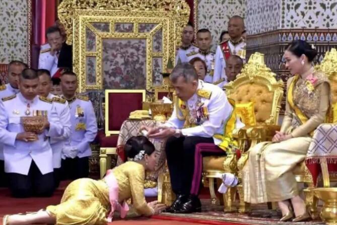 泰国见王室为什么趴着,这样难看的跪拜礼为什么没废除　本文共（945字）