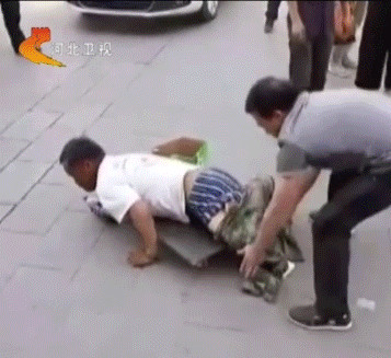 街头行乞诈骗怎么识别？假乞丐求施舍的真实图片　本文共（1338字）