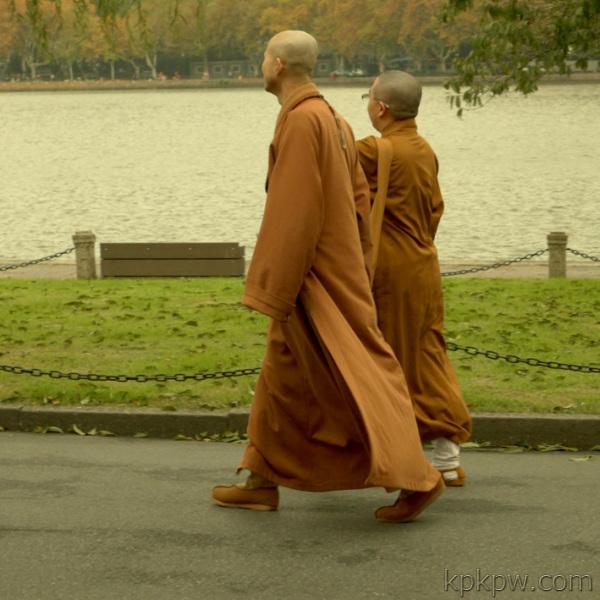 和尚的衣服颜色的级别区别,和尚的衣服叫什么名字？　本文共（1060字）