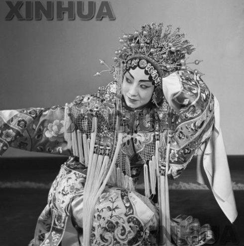 杜近芳身世介绍,她为什么对不起叶盛兰？　本文共（1185字）