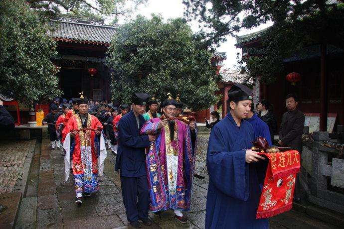 解密龙虎天师府收徒条件,龙虎山天师府现任天师是哪位？　本文共（1169字）