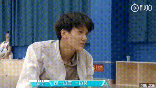 段浩男压腿疼哭视频动图,他年龄多大了？　本文共（372字）