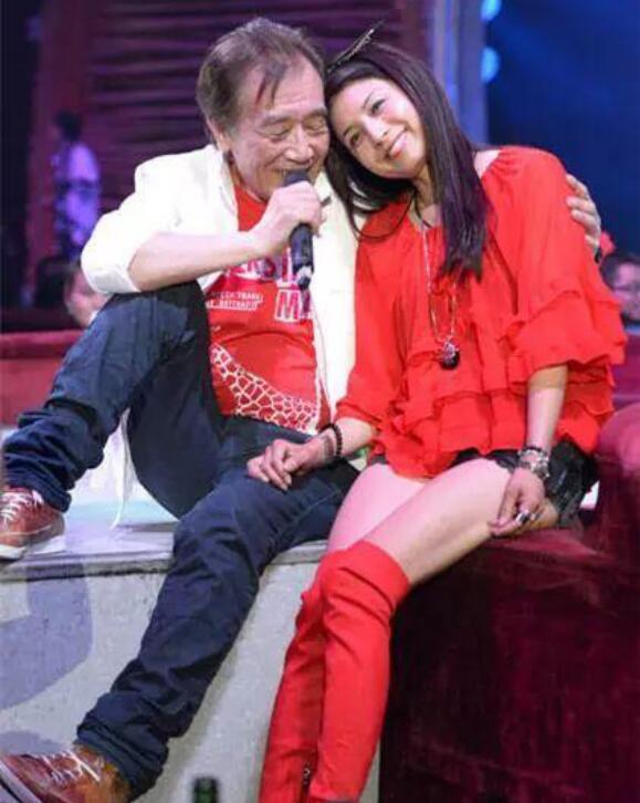 张帝唱歌为什么总是一个调,他的三位妻子的图片来了　本文共（1099字）