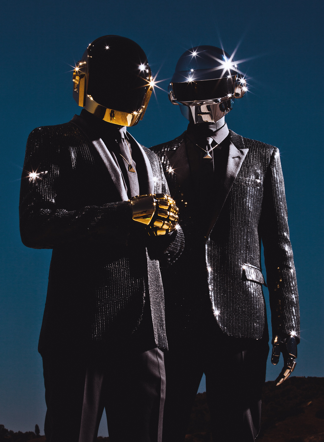 Daft Punk｛蠢朋克乐队｝为什么解散,成员摘下头盔真实面目照片　本文共（650字）