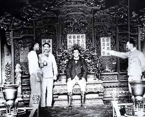 瓦德西坐龙椅说了什么老照片曝光,瓦德西坐故宫龙椅的下场死的很惨吗　本文共（985字）