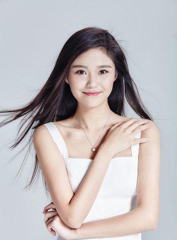 岳红的女儿是和谁生的？岳红现任丈夫资料照片　本文共（750字）